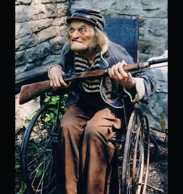 сумасшедший злой старик