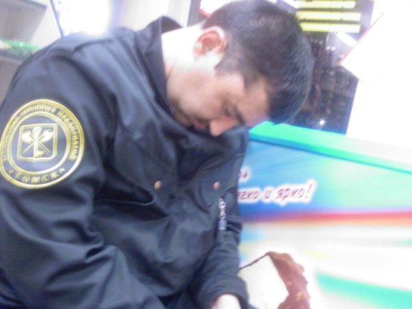 охранник спит