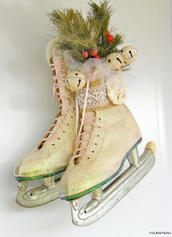 декор из старых коньков