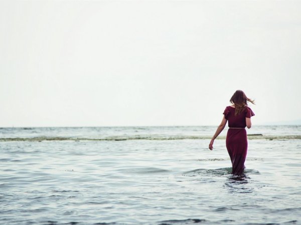 девушка вдали