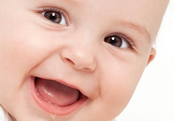 улыбающийся малыш