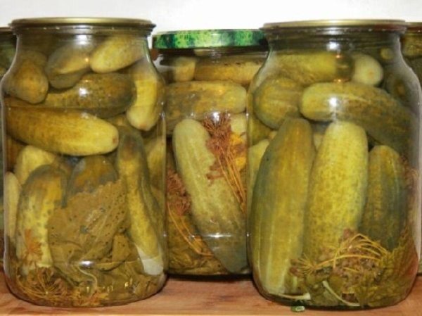 банка маринованных огурцов