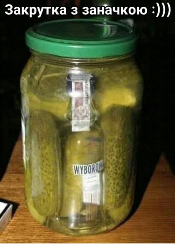 банка маринованных огурцов