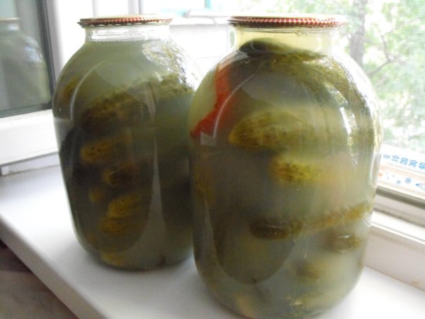 огурцы в трехлитровых банках