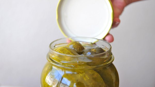 открытая банка с огурцами