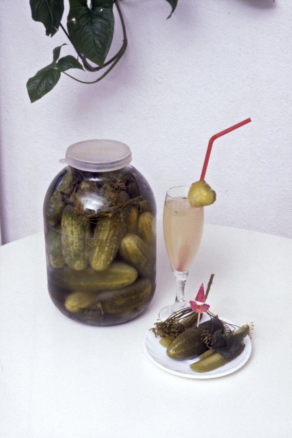 банка соленых огурцов