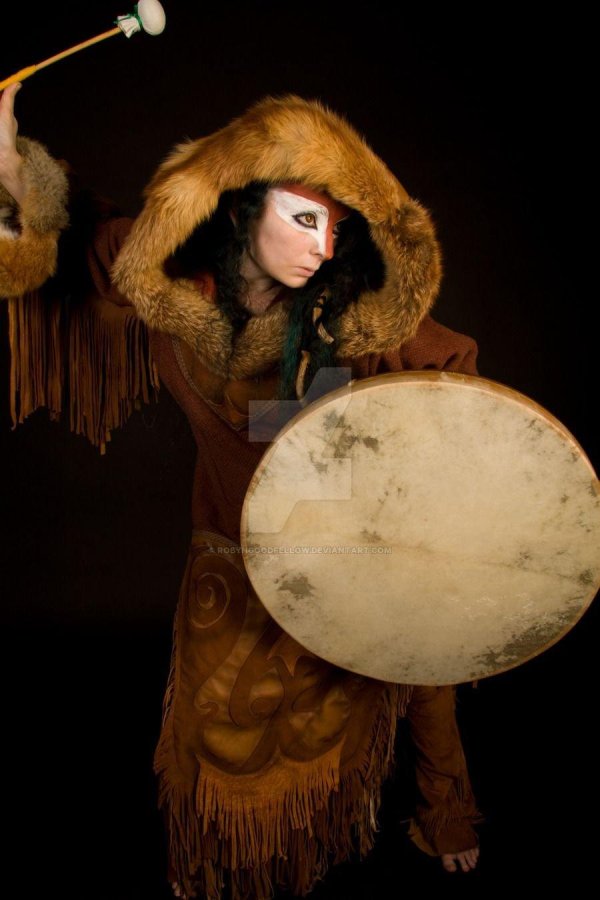 девушка с бубном