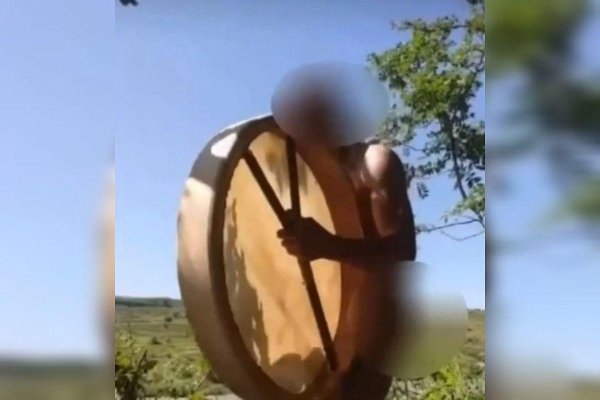 танцующий с бубном