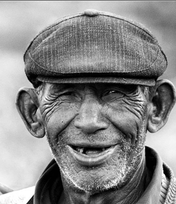 смеющийся старик