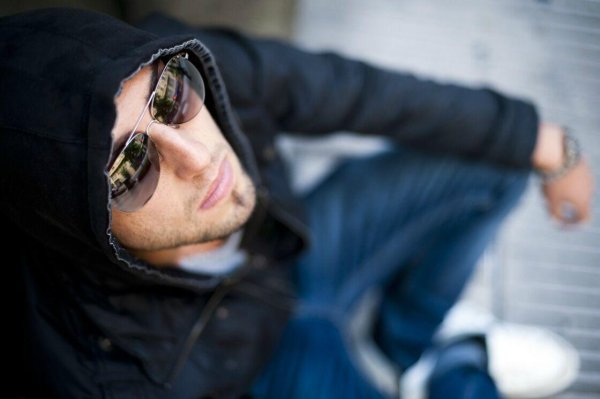 парень в очках