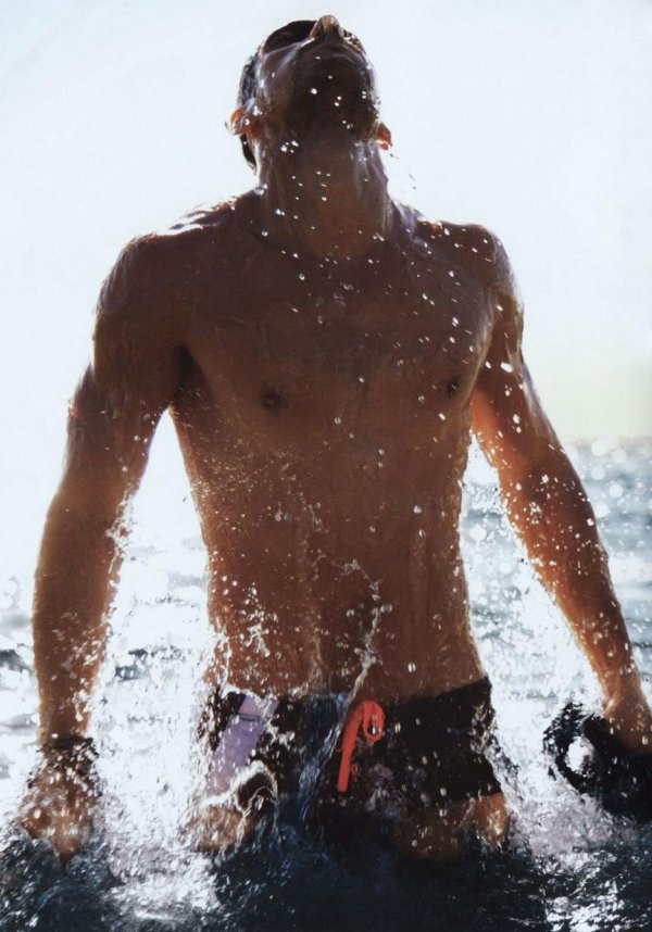 парень на море