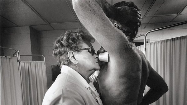 нюхатель подмышек профессия