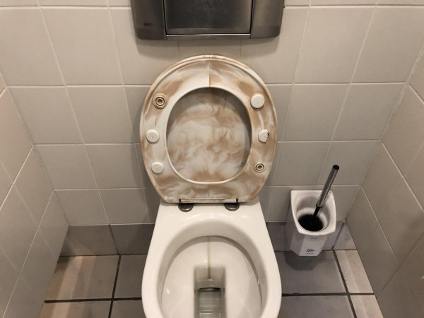 туалет грязный