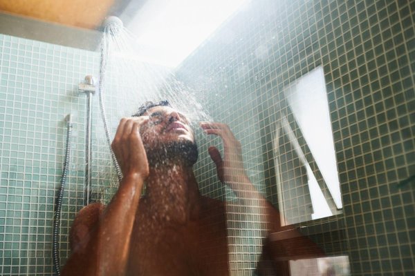 человек под душем