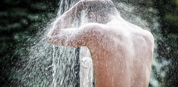 парни под душем