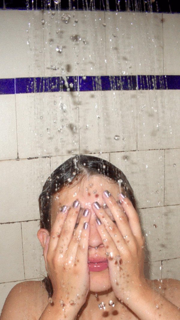 девочка под душем