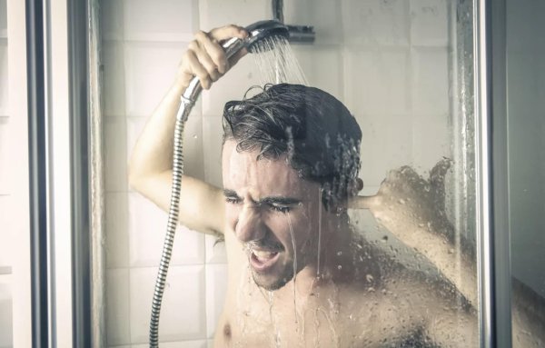 парни под душем