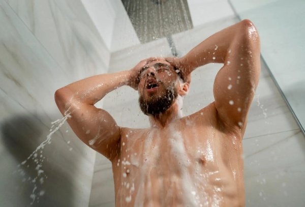 мужчина принимает душ