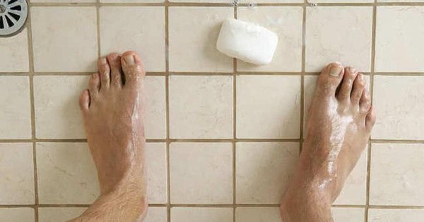 мыло уронил