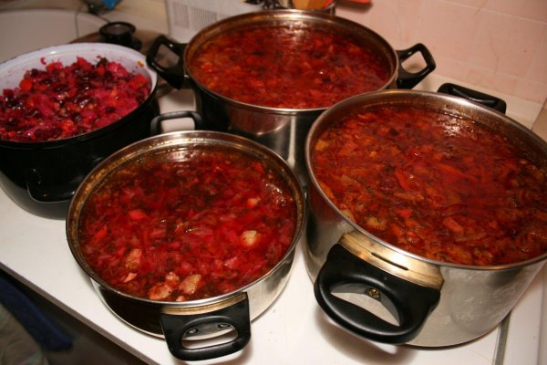 большая кастрюля борща