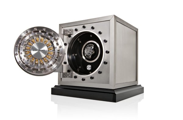 огромный сейф