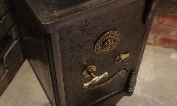 антикварный сейф