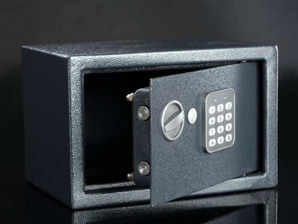 сейф черный