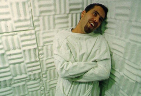 в смирительной рубашке