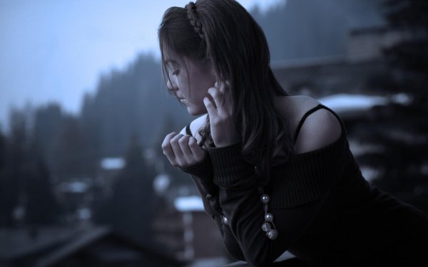 печальная девушка