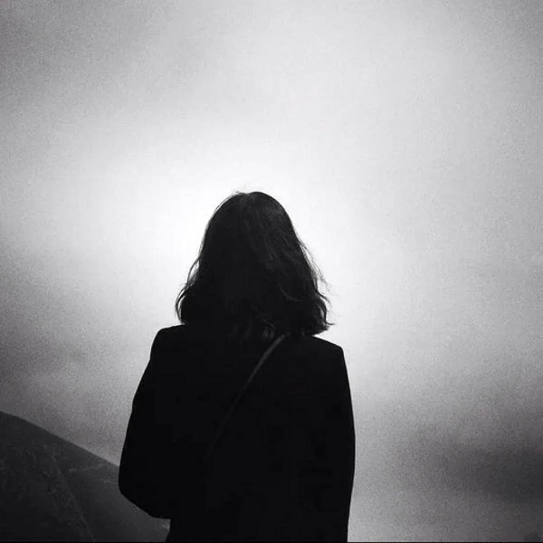 девушка грустит