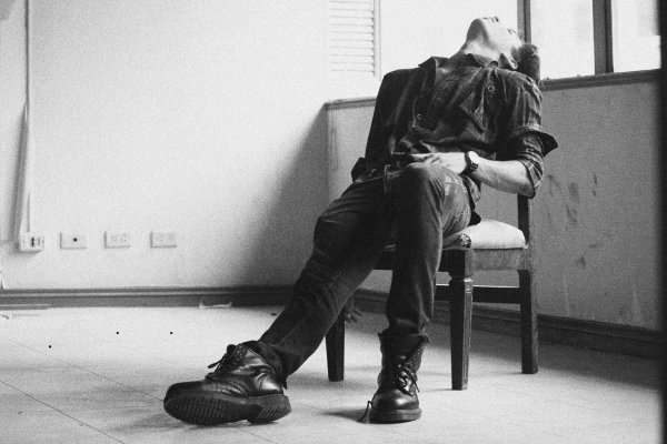 одинокий парень сидит