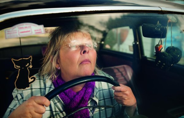 пожилая женщина в машине