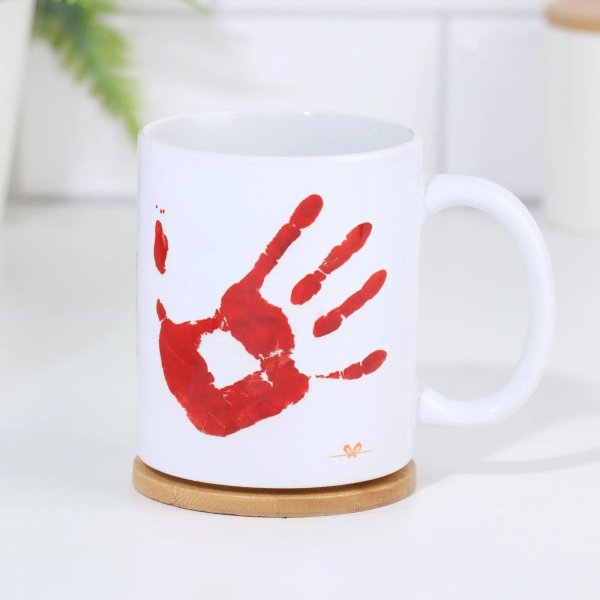 отпечатки рук на кружке