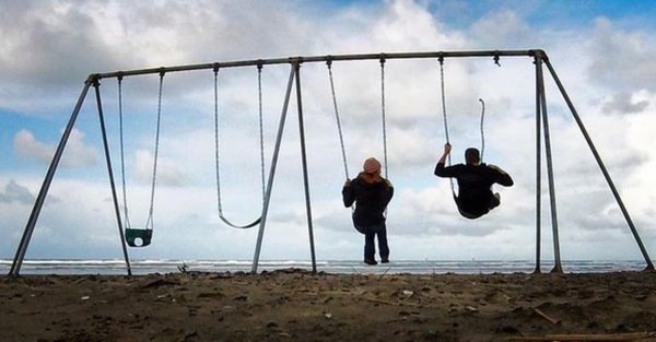 друзья на качелях