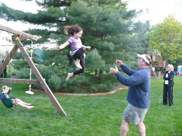 качается на качелях