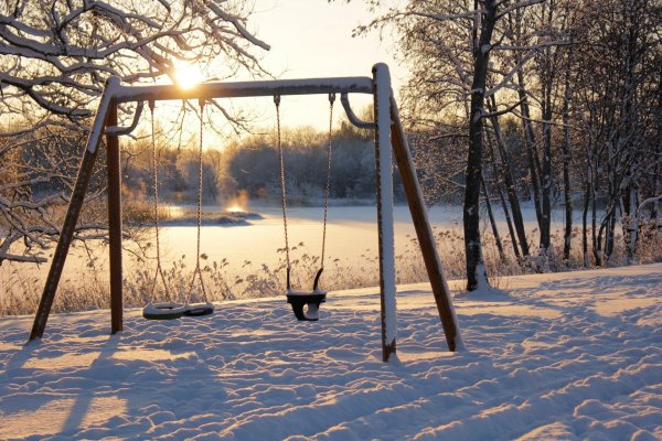 качели зимой