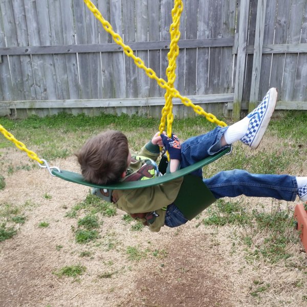 дети на качелях