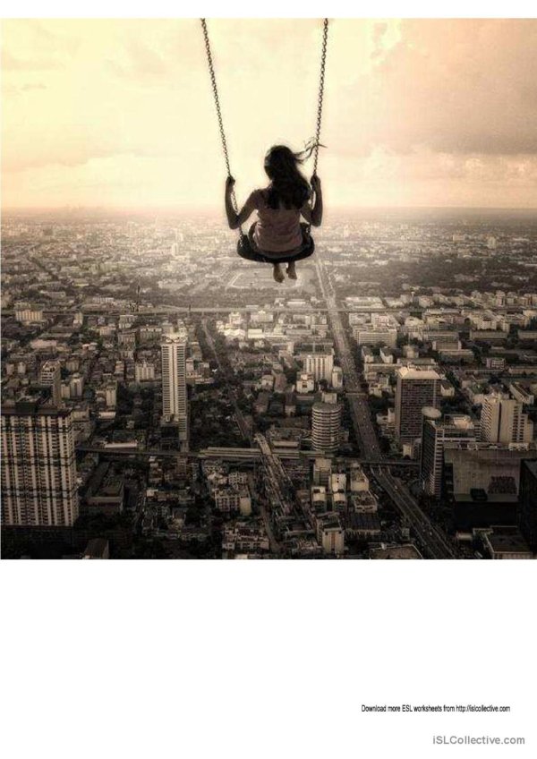 девушка на качелях со спины