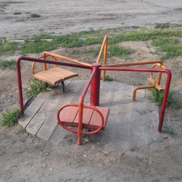 карусель на детской площадке