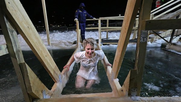 крещенское купание в проруби