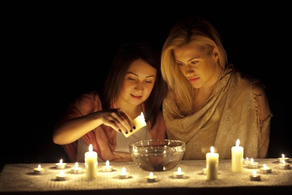 девушки гадают