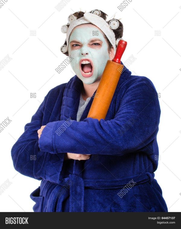 женщина в бигудях и маске