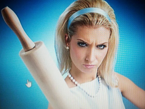 девушка со скалкой