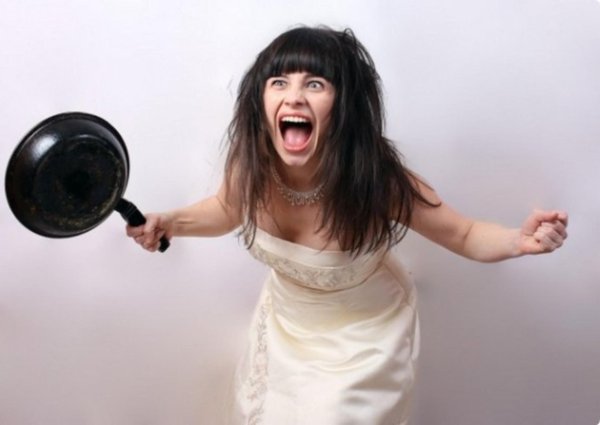 баба со сковородой