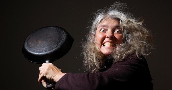 баба со сковородой