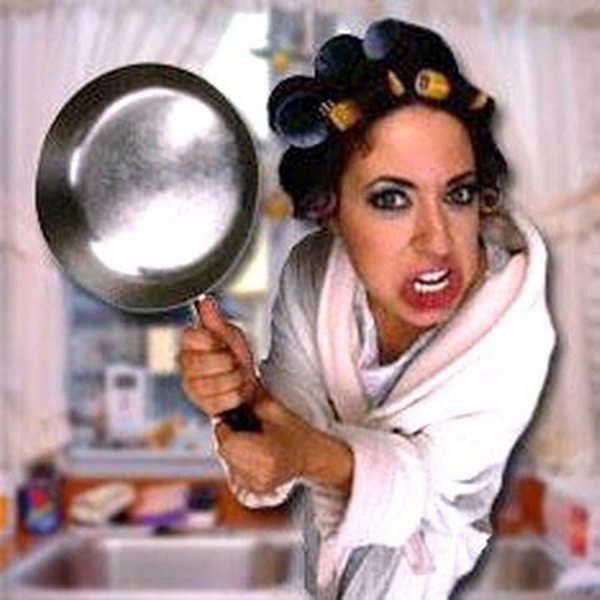 жена со сковородкой