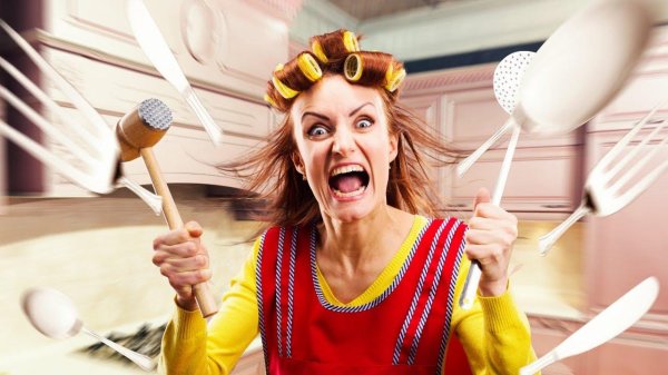 домохозяйка на кухне