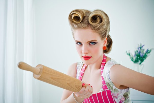 девушка со скалкой