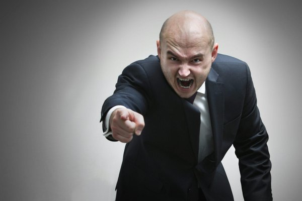 злой мужчина