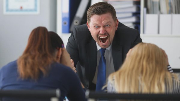 директор кричит на подчиненных